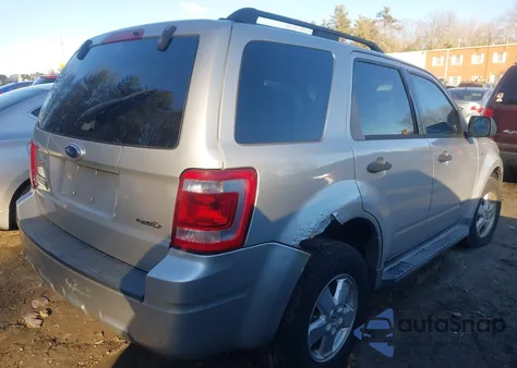 2008 Ford Escape Xlt z USA, uszkodzony, nr VIN 1FMCU93198KB41753
